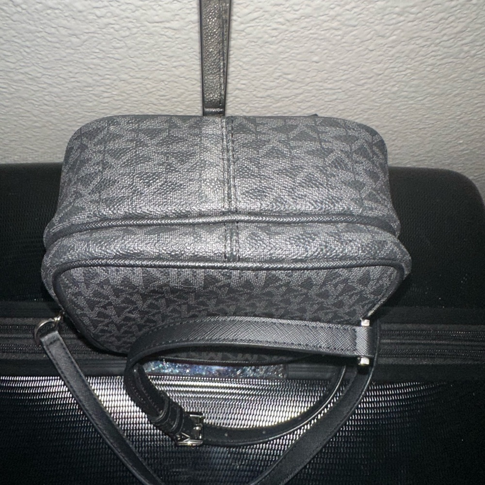 SOLD: Jet Set Travel Medium Logo Crossbody Bag - Picture 5 of 8